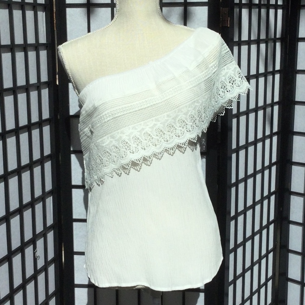 Over the shoulder white blouse . So cute and comfy.